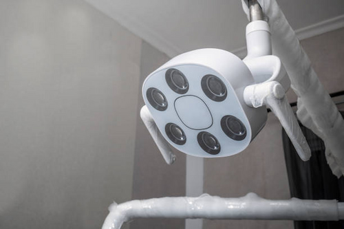 چراغ دندانپزشکی بدون سایه با روشنایی دقیق و حرفه‌ ای